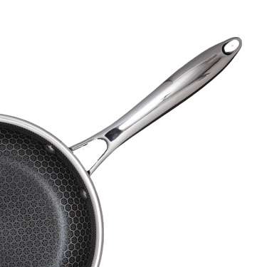 The handle HexClad hybrid frying pan, shown from above.