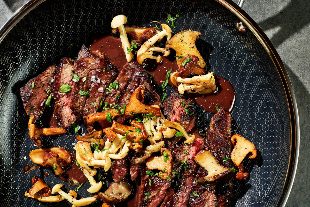 Gebakken bavette met wilde paddenstoelen en rodewijnsaus