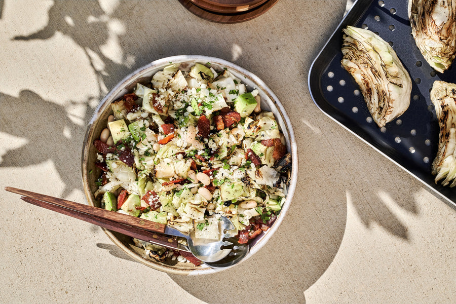 Geroosterde koolsalade met witte bonen, bacon en avocado