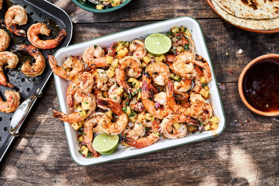 Gegrilde garnalen met ancho-boter en mango-ananassalsa