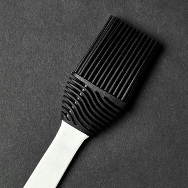 A closeup of the brush bristles of the HexClad BBQ braiser.	