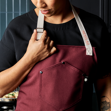 CLADDA☆KITSCH APRON Eco Modern Apron (Crimson) – HexClad Cookware