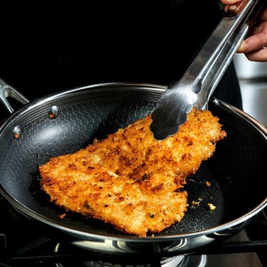 Cooking crispy chicken with the HexClad 10