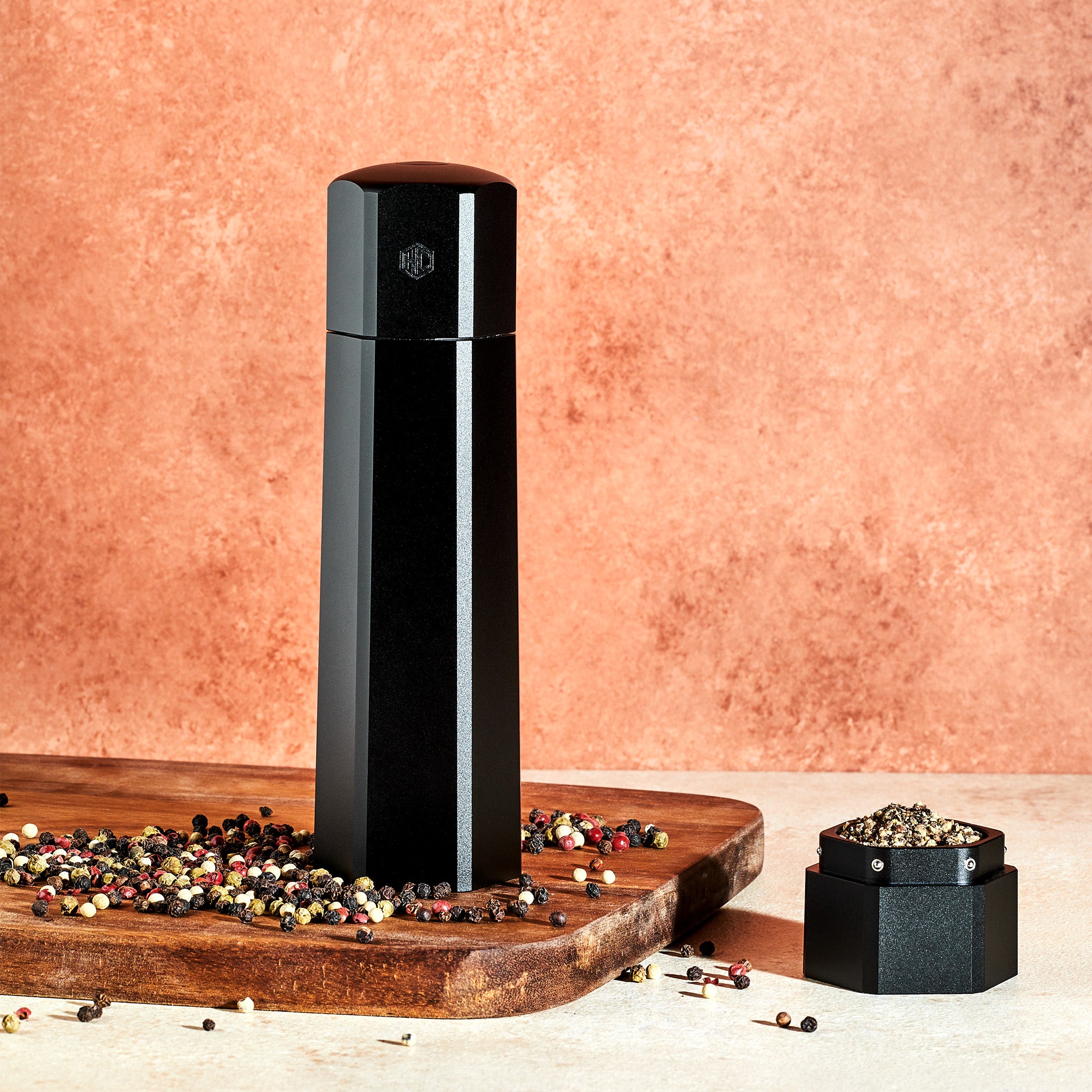 Hexclad HexMills Salt and Pepper Grinder Set - Thumbnail 4