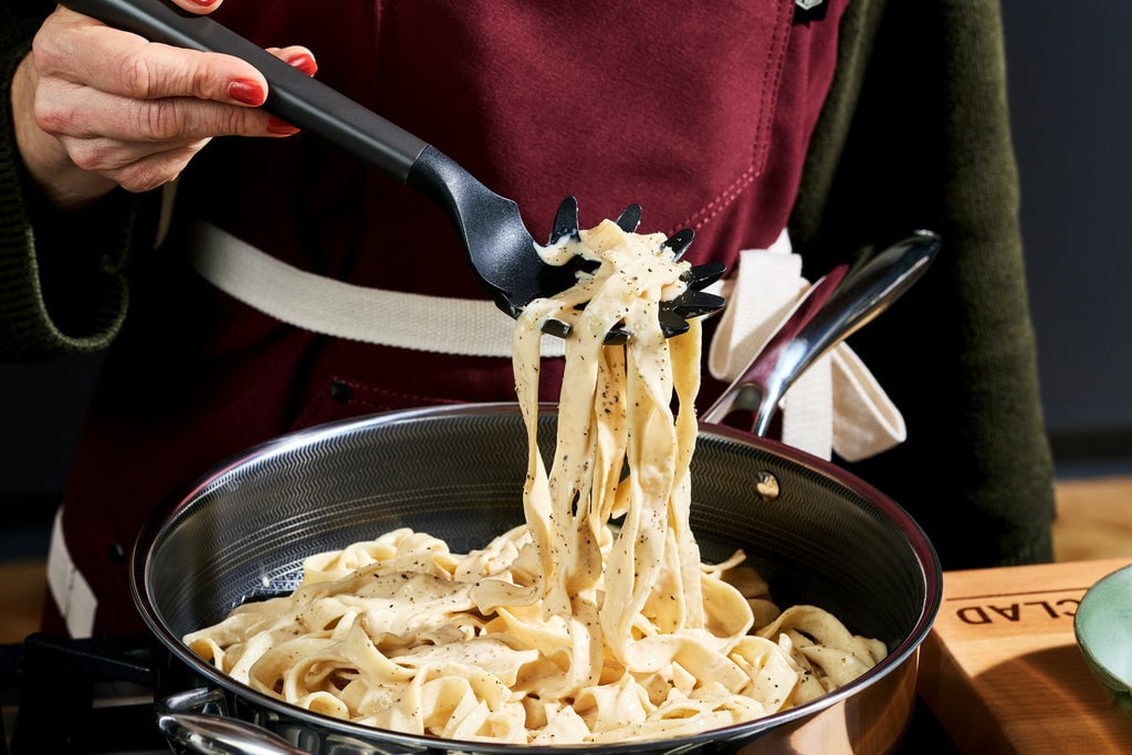 HexClad Pasta Server serving Cacio de Pepe