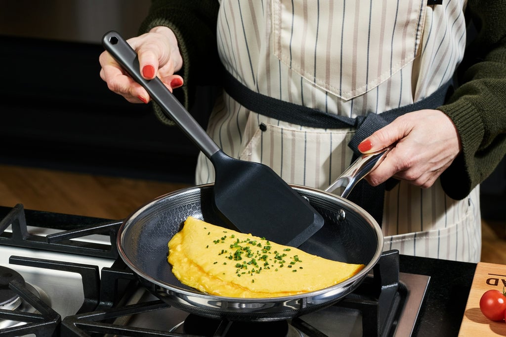 HexClad Turner flipping omlette